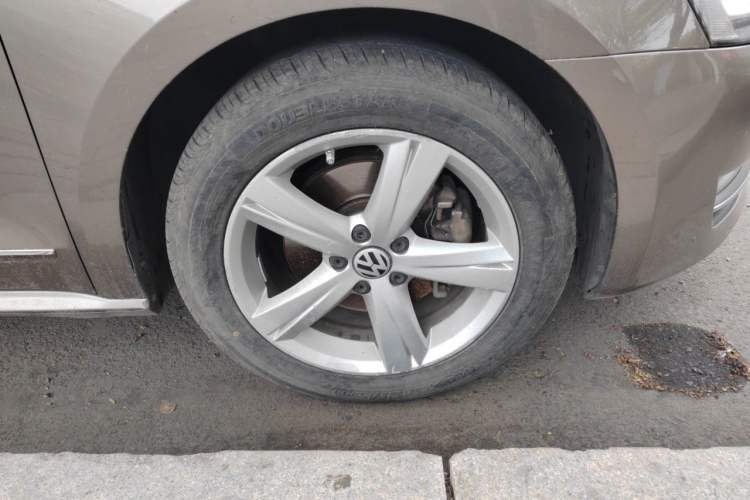 Used Volkswagen Passat 2011 1.8TSI DSG Prestige Edition Right Front Wheel Hub