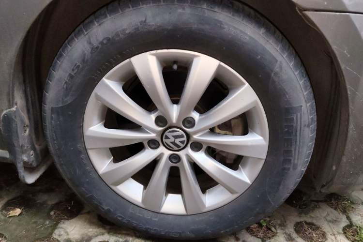 Used Volkswagen Passat 2011 1.8TSI Automatic Prestige Edition Right Front Wheel Hub