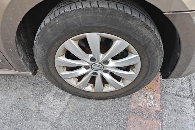 Used Volkswagen Passat 2011 1.8TSI Automatic Prestige Edition Right Front Wheel Hub