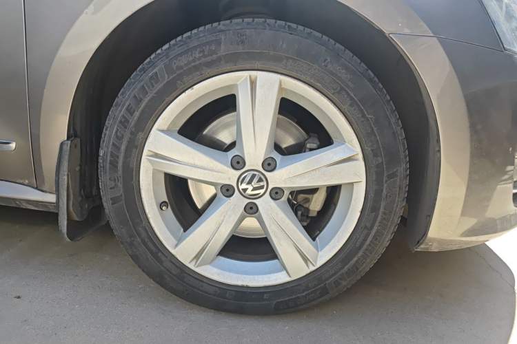 Used Volkswagen Passat 2011 1.8 TSI DSG Ultimate Edition Right Front Wheel Hub