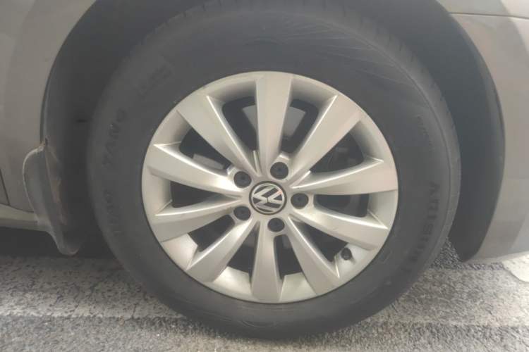 Used Volkswagen Passat 2011 1.8TSI Automatic Prestige Edition Right Front Wheel Hub