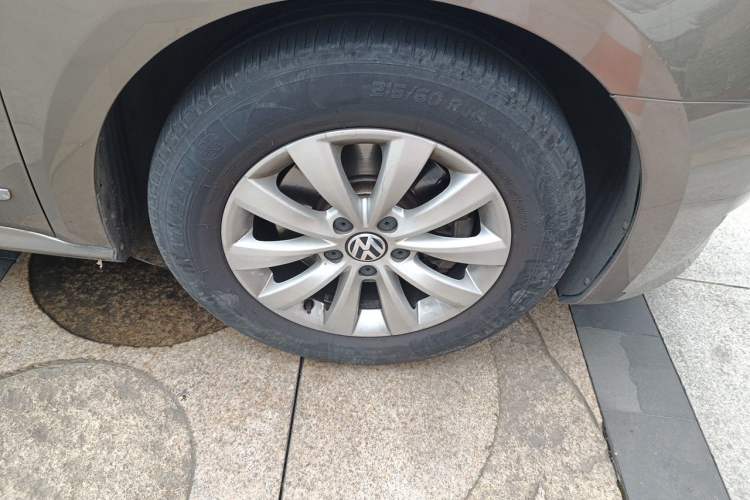 Used Volkswagen Passat 2011 1.8TSI Automatic Prestige Edition Right Front Wheel Hub