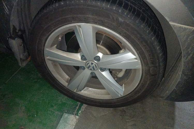 Used Volkswagen Passat 2011 1.8TSI DSG Prestige Edition Right Front Wheel Hub