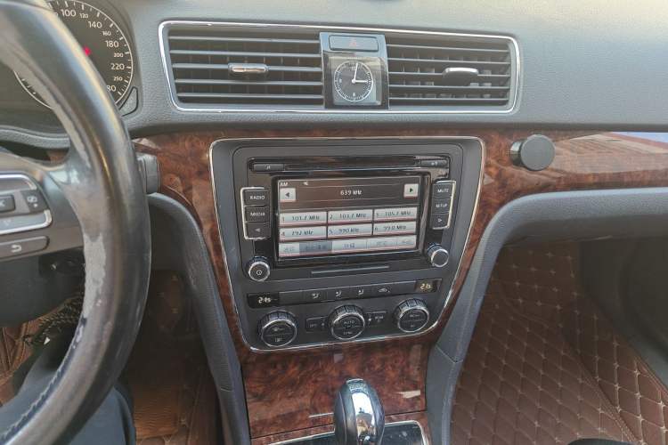 Used Volkswagen Passat 2011 1.8TSI DSG Prestige Edition Audio And AC Panel