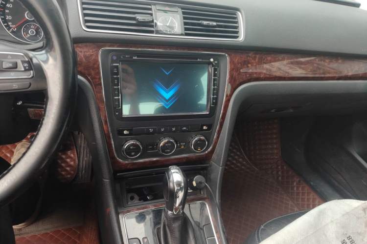 Used Volkswagen Passat 2011 1.8 TSI DSG Prestige Edition Audio And AC Panel