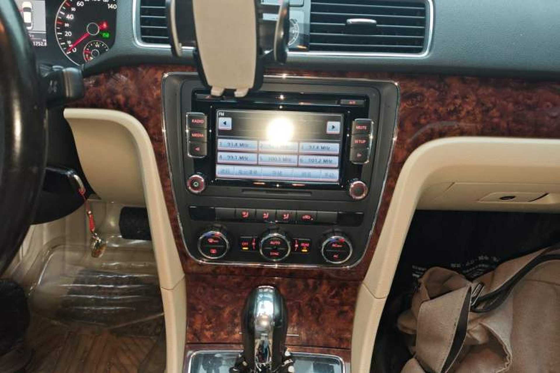 Used Volkswagen Passat 2011 1.8TSI DSG Prestige Edition Audio And AC Panel