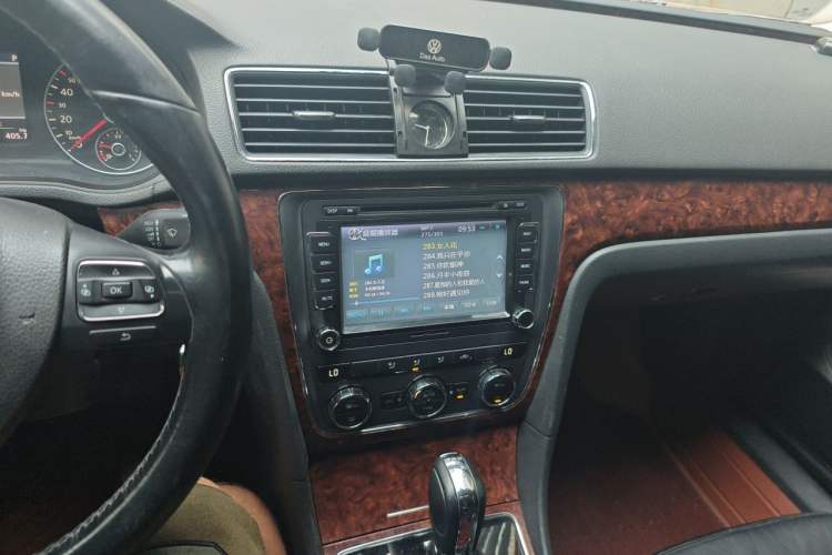 Used Volkswagen Passat 2011 1.8TSI DSG Prestige Edition Audio And AC Panel