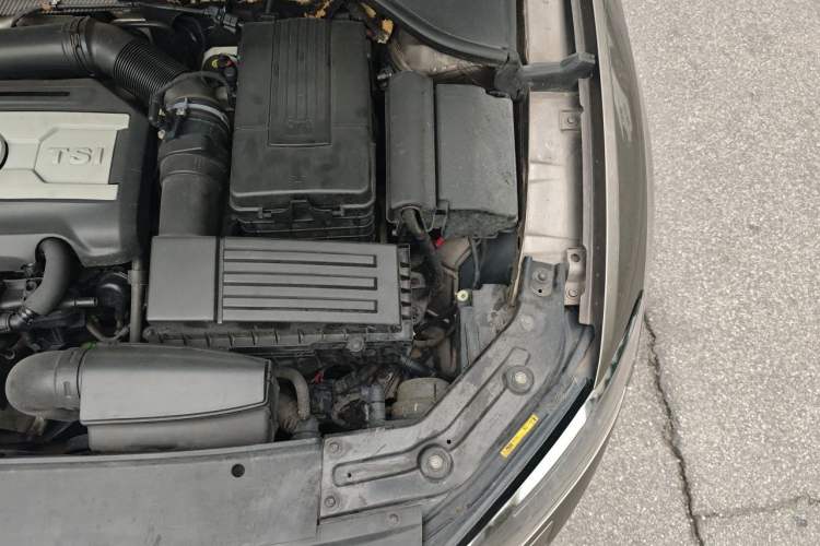 Used Volkswagen Passat 2011 1.8TSI DSG Prestige Edition Engine Bay Left