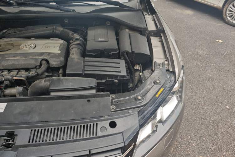 Used Volkswagen Passat 2011 1.8TSI DSG Prestige Edition Engine Bay Left
