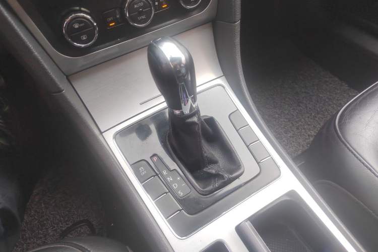 Used Volkswagen Passat 2011 1.8TSI Automatic Prestige Edition Gear Lever