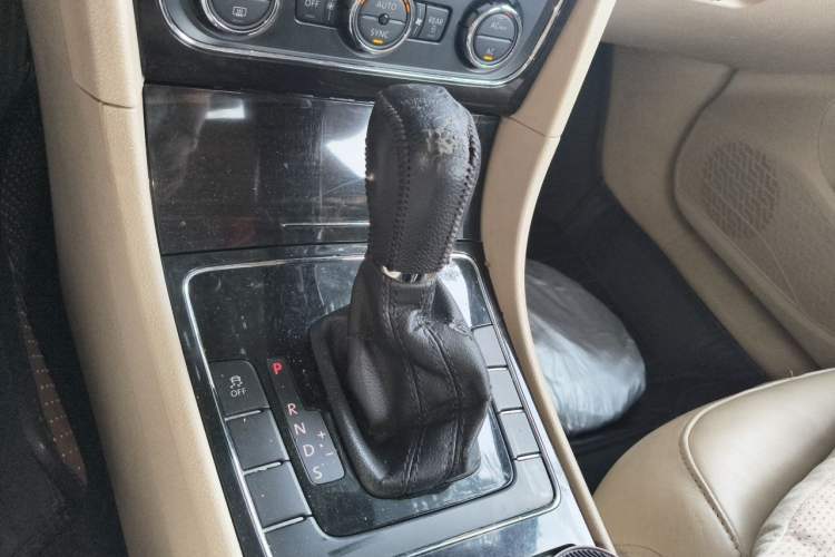 Used Volkswagen Passat 2011 1.8TSI Automatic Prestige Edition Gear Lever