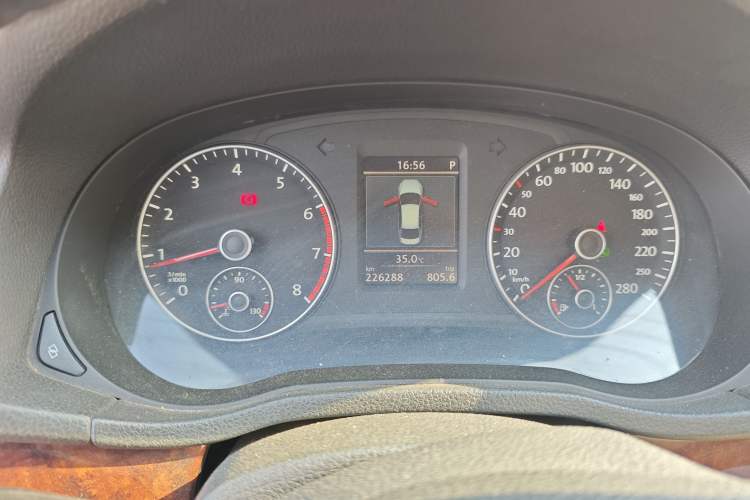 Used Volkswagen Passat 2011 1.8 TSI DSG Ultimate Edition Odometer Close Up