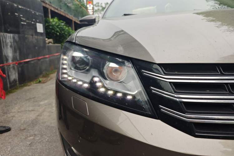 Used Volkswagen Passat 2011 1.8TSI DSG Prestige Edition Right Front Headlight
