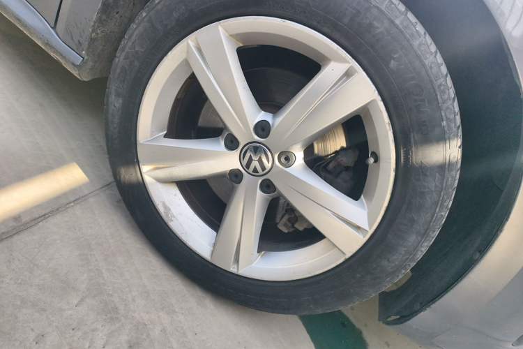 Used Volkswagen Passat 2011 1.8TSI DSG Prestige Edition Right Front Wheel Hub