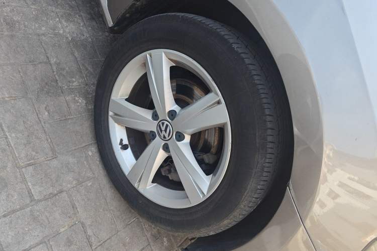 Used Volkswagen Passat 2011 1.8TSI DSG Prestige Edition Right Front Wheel Hub