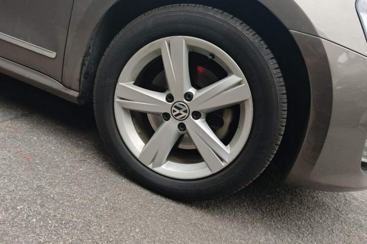 Used Volkswagen Passat 2011 1.8TSI DSG Prestige Edition Right Front Wheel Hub