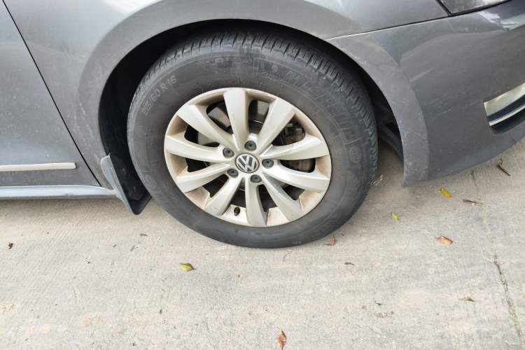 Used Volkswagen Passat 2011 1.8TSI Automatic Prestige Edition Right Front Wheel Hub