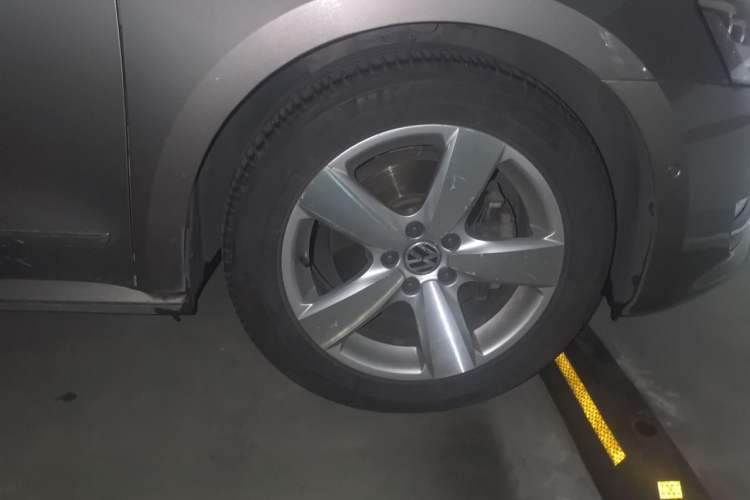 Used Volkswagen Passat 2011 2.0 TSI DSG Ultimate Edition Right Front Wheel Hub