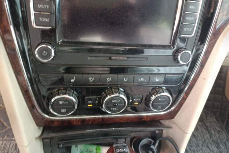 Used Volkswagen Passat 2011 2.0 TSI DSG Ultimate Edition Audio And AC Panel