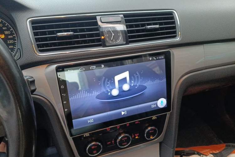 Used Volkswagen Passat 2011 1.8TSI Automatic Prestige Edition Audio And AC Panel