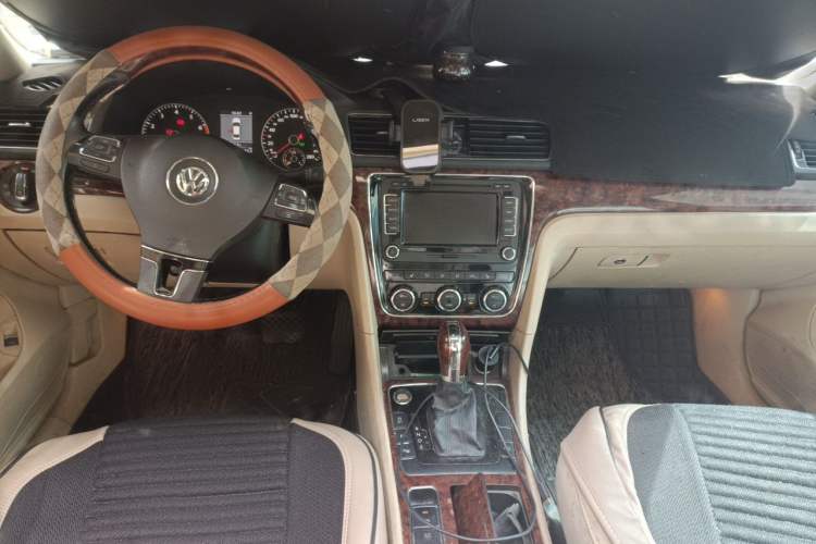 Used Volkswagen Passat 2011 2.0 TSI DSG Ultimate Edition Center Console
