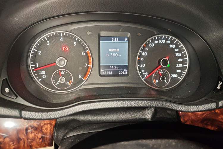 Used Volkswagen Passat 2011 1.8TSI DSG Prestige Edition Odometer Close Up