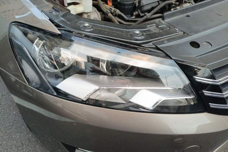 Used Volkswagen Passat 2011 1.8TSI Automatic Prestige Edition Right Front Headlight