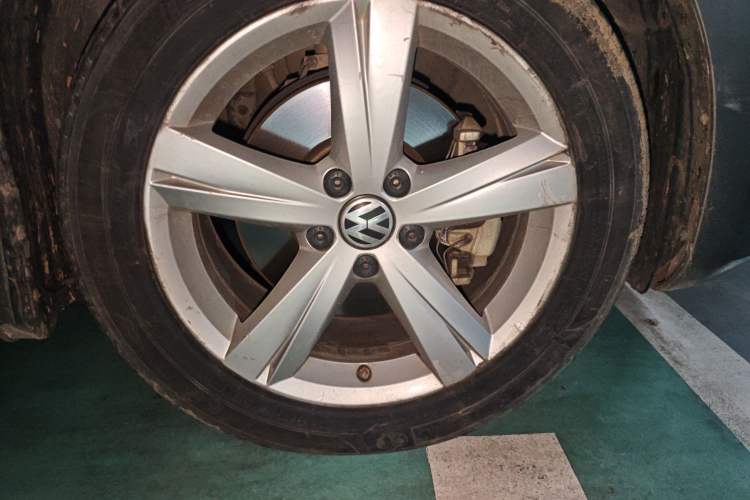 Used Volkswagen Passat 2011 1.8TSI DSG Prestige Edition Right Front Wheel Hub