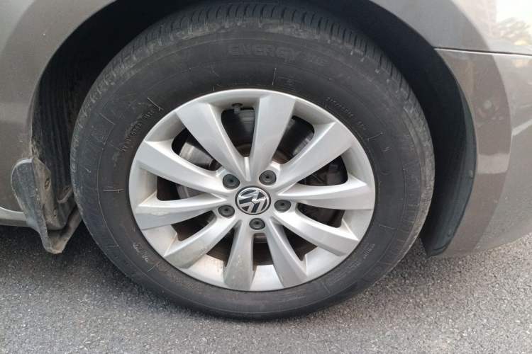 Used Volkswagen Passat 2011 1.8TSI Automatic Prestige Edition Right Front Wheel Hub