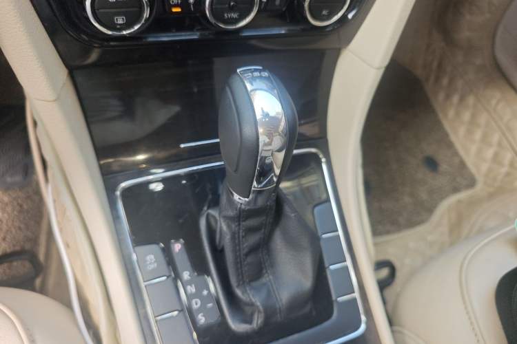 Used Volkswagen Passat 2011 1.8 TSI DSG Prestige Edition Gear Lever