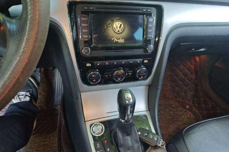 Used Volkswagen Passat 2011 2.0 TSI DSG Ultimate Edition Audio And AC Panel
