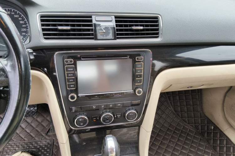 Used Volkswagen Passat 2011 1.8TSI Automatic Prestige Edition Audio And AC Panel