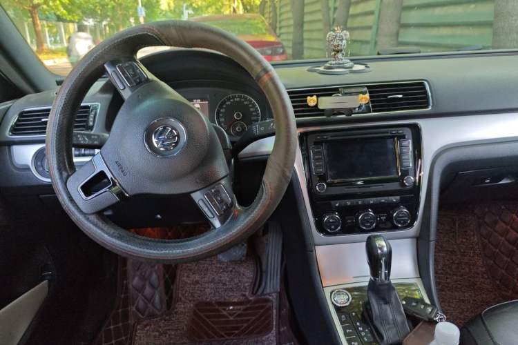 Used Volkswagen Passat 2011 2.0 TSI DSG Ultimate Edition Center Console