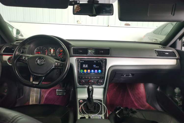 Used Volkswagen Passat 2011 2.0 TSI DSG Ultimate Edition Center Console