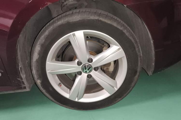Used Volkswagen Passat 2011 1.8TSI DSG Prestige Edition Right Front Wheel Hub