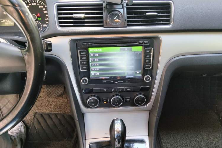 Used Volkswagen Passat 2011 1.8 TSI DSG Prestige Edition Audio And AC Panel