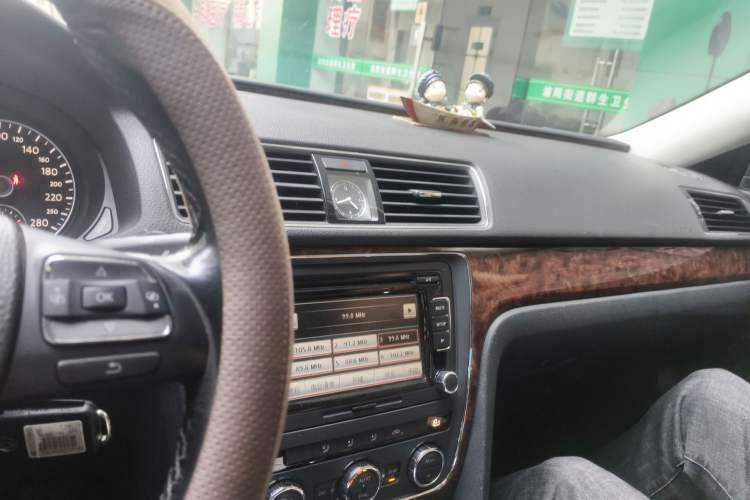 Used Volkswagen Passat 2011 1.8TSI DSG Prestige Edition Audio And AC Panel