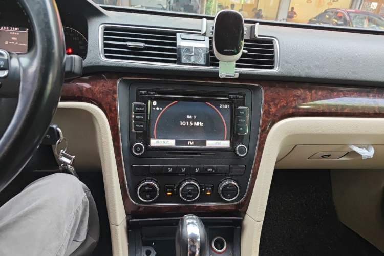 Used Volkswagen Passat 2011 1.8TSI DSG Prestige Edition Audio And AC Panel