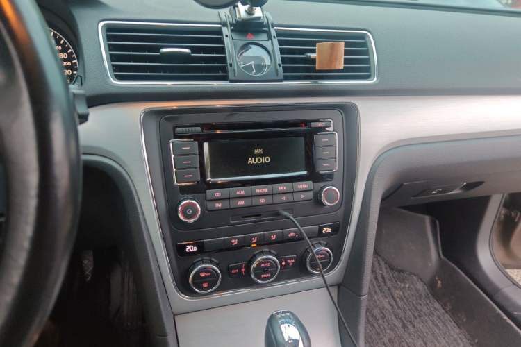 Used Volkswagen Passat 2011 1.8 TSI DSG Prestige Edition Audio And AC Panel