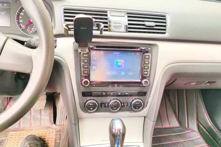 Used Volkswagen Passat 2011 1.8TSI Automatic Prestige Edition Audio And AC Panel