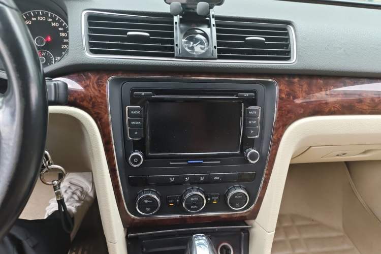 Used Volkswagen Passat 2011 2.0 TSI DSG Premium Edition Audio And AC Panel