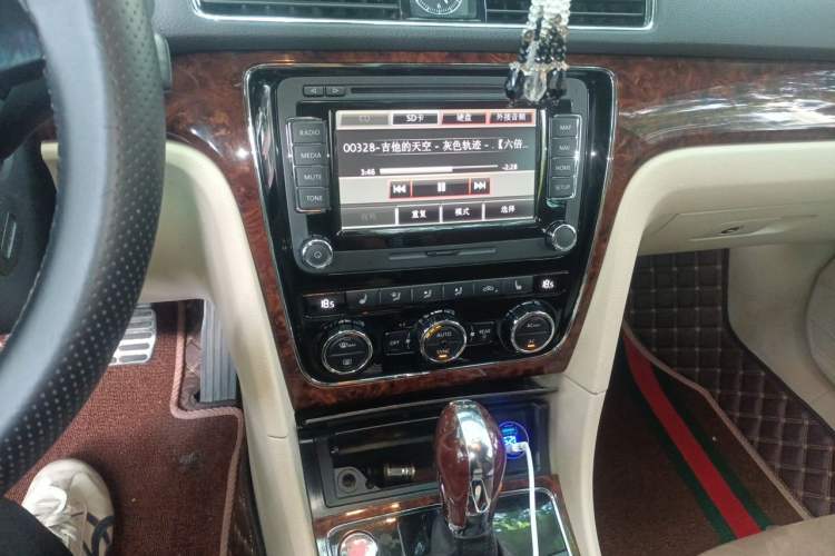 Used Volkswagen Passat 2011 3.0L V6 DSG Flagship Edition Audio And AC Panel