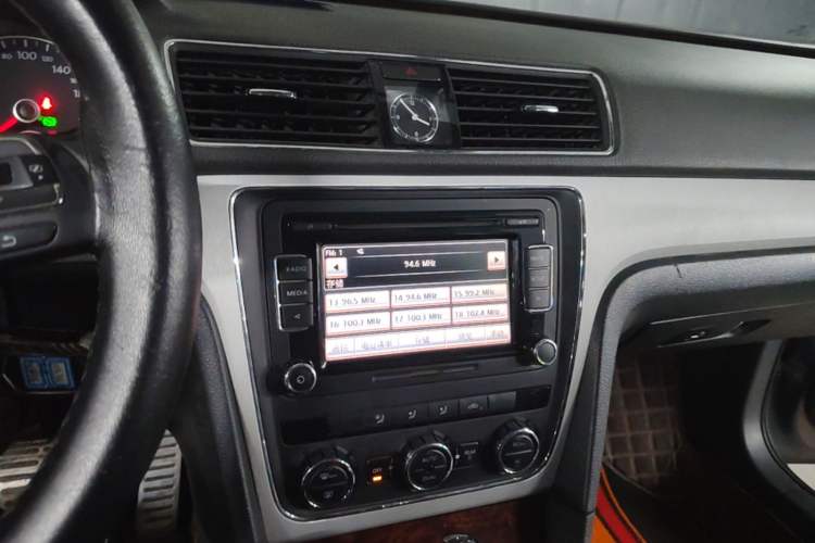 Used Volkswagen Passat 2011 1.8TSI DSG Prestige Edition Audio And AC Panel