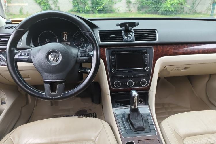 Used Volkswagen Passat 2011 2.0 TSI DSG Premium Edition Center Console