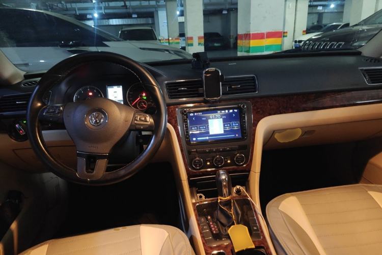 Used Volkswagen Passat 2011 2.0 TSI DSG Premium Edition Center Console