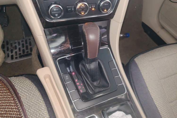 Used Volkswagen Passat 2011 1.8TSI Automatic Prestige Edition Gear Lever
