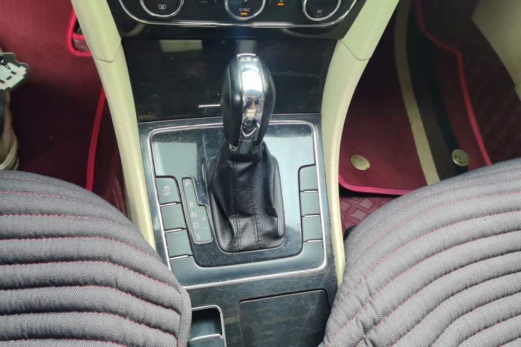 Used Volkswagen Passat 2011 1.8TSI Automatic Prestige Edition Gear Lever