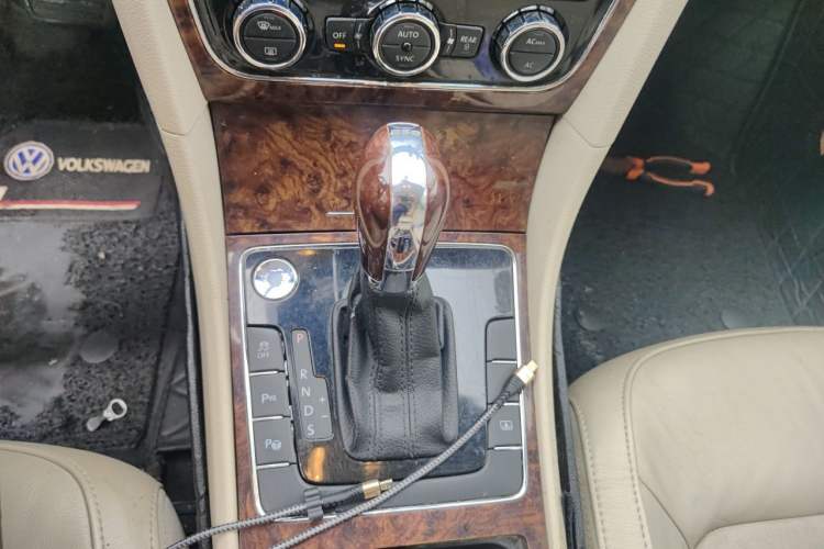 Used Volkswagen Passat 2011 1.8 TSI DSG Ultimate Edition Gear Lever