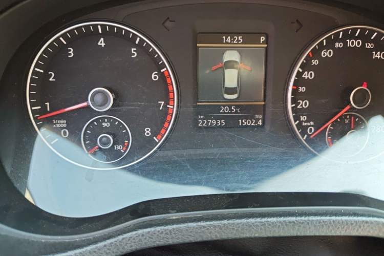 Used Volkswagen Passat 2011 1.8 TSI DSG Ultimate Edition Odometer Close Up