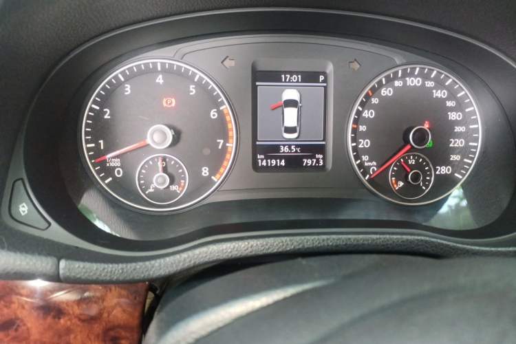 Used Volkswagen Passat 2011 3.0L V6 DSG Flagship Edition Odometer Close Up